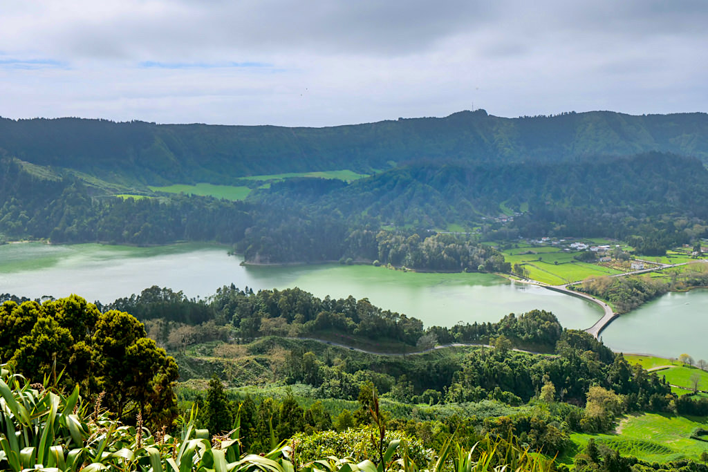 Miradouro do Cerado dos Freitas - Grandioser Ausblick Lagoa Verde, Brücke & Lago Azul - Sao Miguel, Azoren