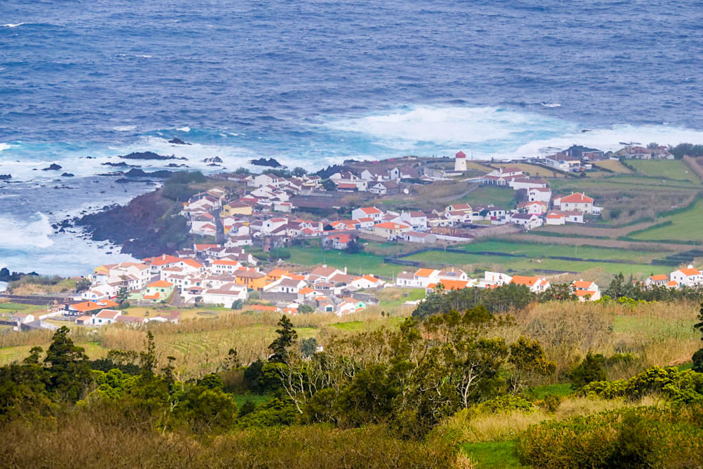 Ausblick auf die Westküste auf dem Weg zum Miradouro da Lomba do Vasco - Sete Cidades Wanderung - Sao Miguel, Azoren
