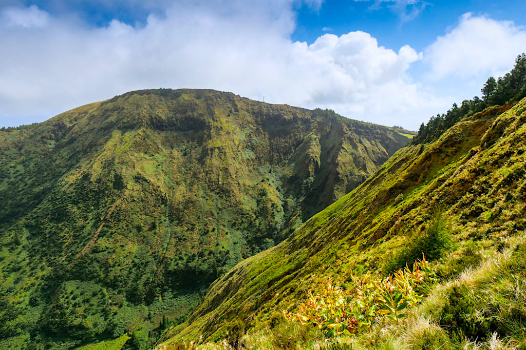 Grandioser Ausblick auf den Pico da Cruz, der höchsten Erhebung der Sete Cidades - Miradouro Grota do Inferno - Sao Miguel, Azoren