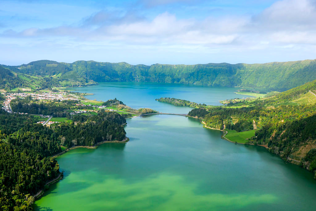 Aussichtspunkt am Vista do Rei - Faszinierender & schönster Ausblick auf die beiden Seen Lagoa Verde & Lagoa Azul und die Caldeira von Sete Cidades - Sao Miguel, Azoren