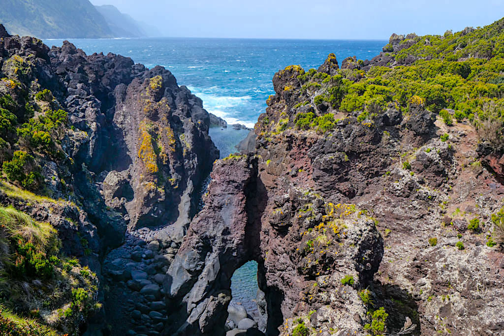 Faja do Ouvidor - bizarre, wilde Felsformationen an der Lavaküste - Sao Jorge, Azoren