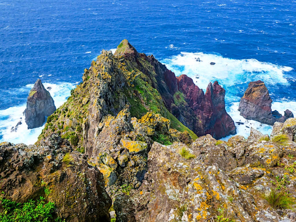 Ponta dos Rosais- Atemberaubende, bunte Steilklippen und Felsinselchen - Der Wilde Westen von Sao Jorge, Azoren