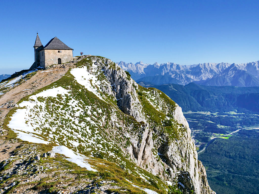 Dobratsch Gipfel - Deutsche Kirche Maria am Stein & die faszinierende Bergkulisse mit Julischen Alpen und Karawanken - Kärnten, Österreich