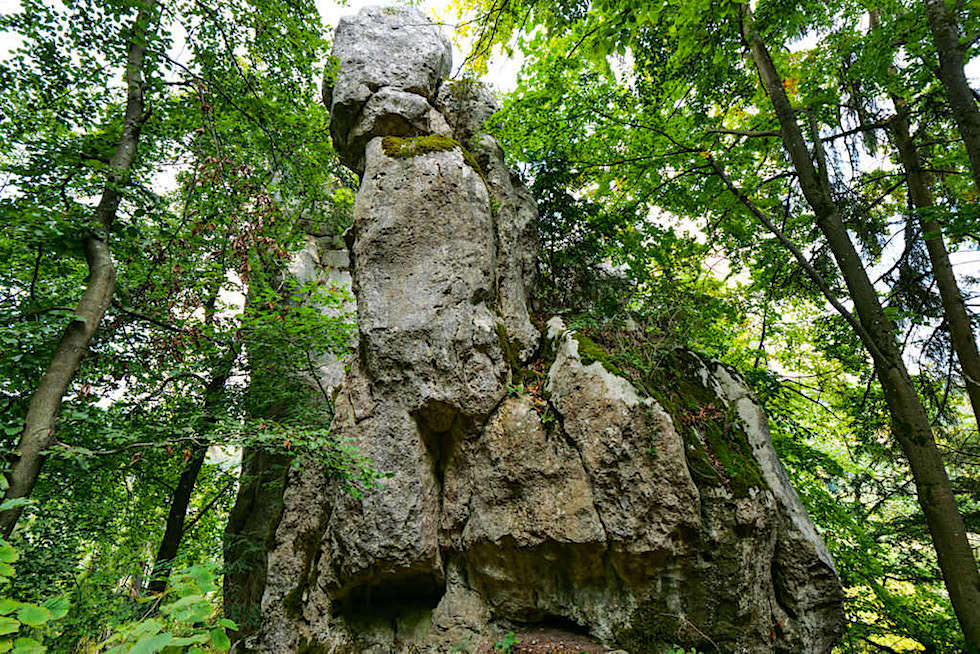 Klamm-Wanderung - imposante Felsbrocken sind ein Highlight im Altmühltal Naturpark - Bayern