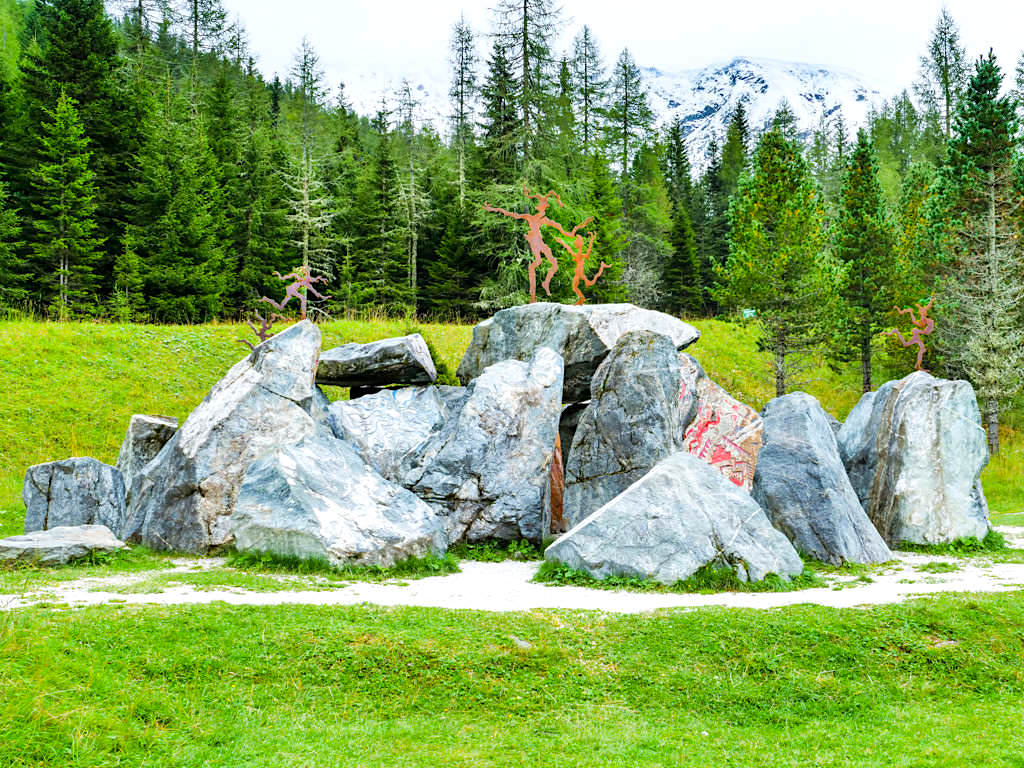 Silva Magica - Faszinierender Felsendom: er ist der erste Blickfang dieses Skulpturen-Gartens - Nockalmstraße in Kärnten - Österreich
