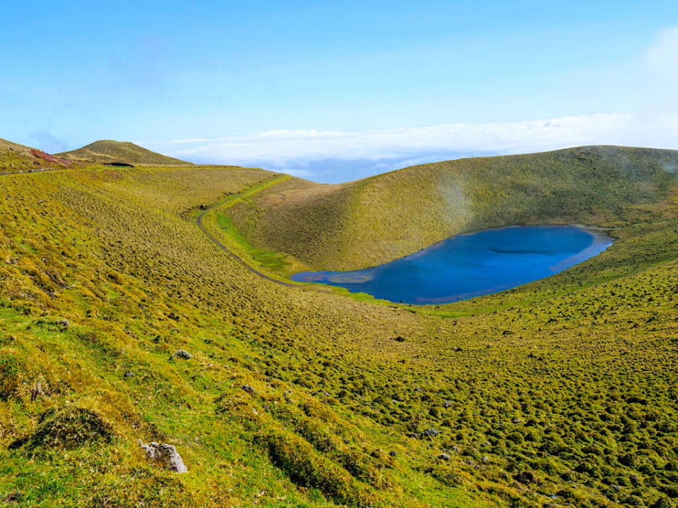 Wunderschönes Hochland von Pico mit seinen Highlights: tiefblaue Kraterseen, herrlich grüne Vulkanlandschaften, grandiose Ausblicke - Azoren