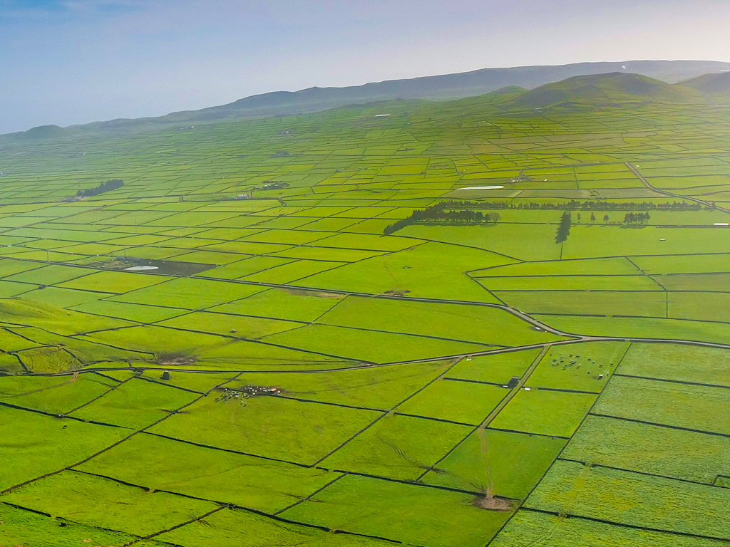 Serra do Cume eines der Terceira Highlights - schönster Höhenzug & faszinierende Ausblicke über das typische Weideflächen-Patchwork auf Terceira - Azoren