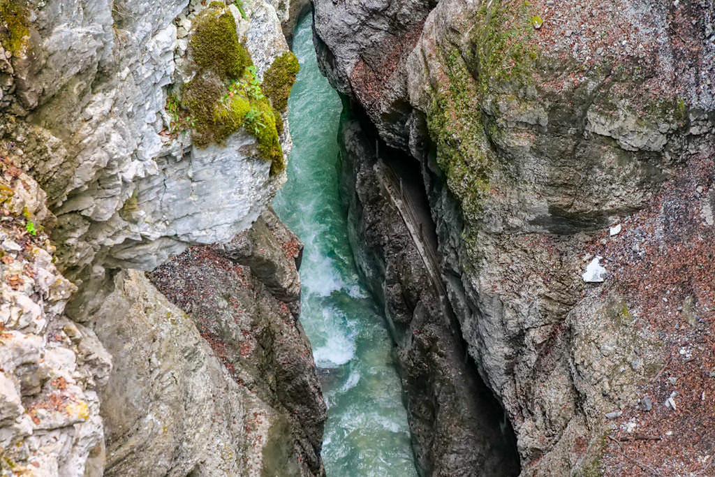 Wildbach Partnach von oben gesehen - Ausblicke von der Eisernen Brücke - Garmisch-Partenkirchen, Bayern