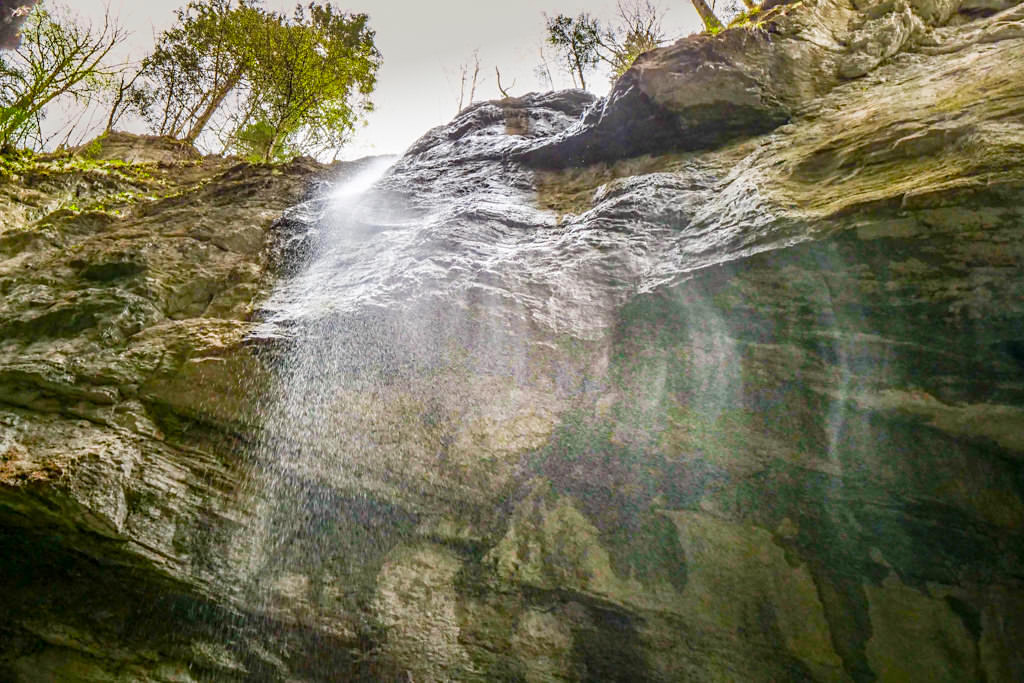 Partnachklamm - Wasservorhänge fällen die Steilwände der Felsen hinab - Garmisch-Partenkirchen, Bayern
