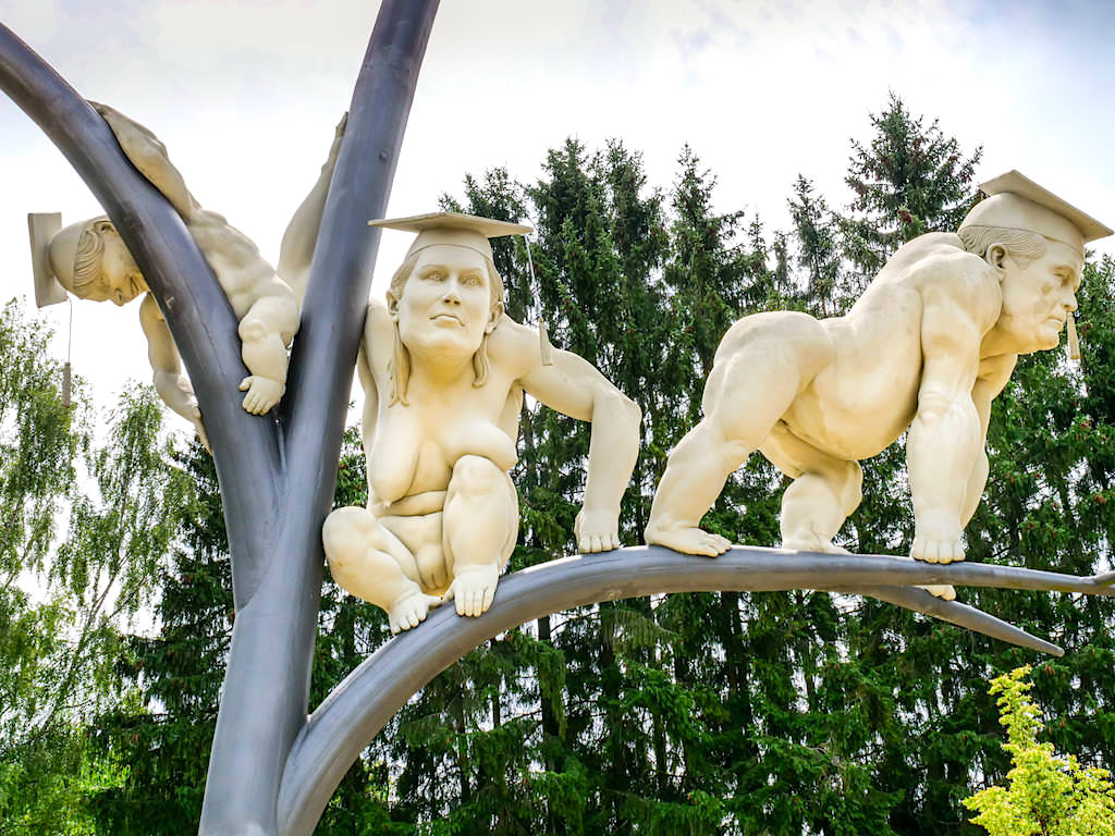 Schelmenbaum - Gorilla & Akademiker à la Guttenberg und Koch-Merin - Peter Lenk Skulpturen - Emmingen-Liptingen, Baden-Württemberg
