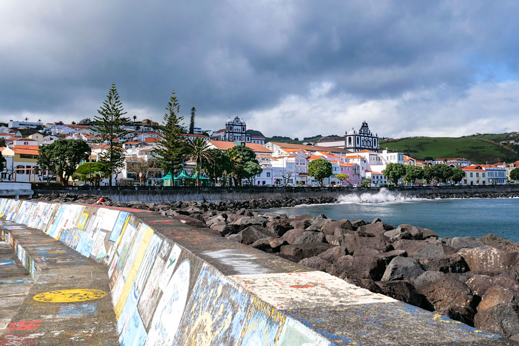 Horta - Blick auf die Stadt & bunt bemalte Hafenmauer am Yachthafen - Faial - Azoren