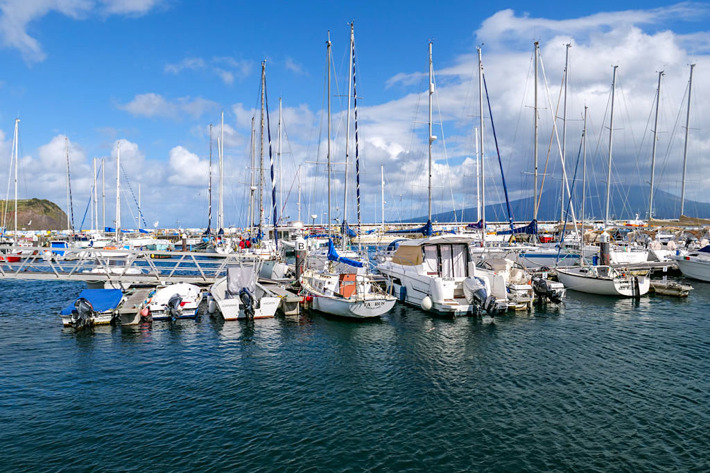 Faial Sehenswürdigkeiten - die wunderschöne Marina von Horta - Zwischenstopp bei Atlantik-Überquerungen von Seglern - Azoren