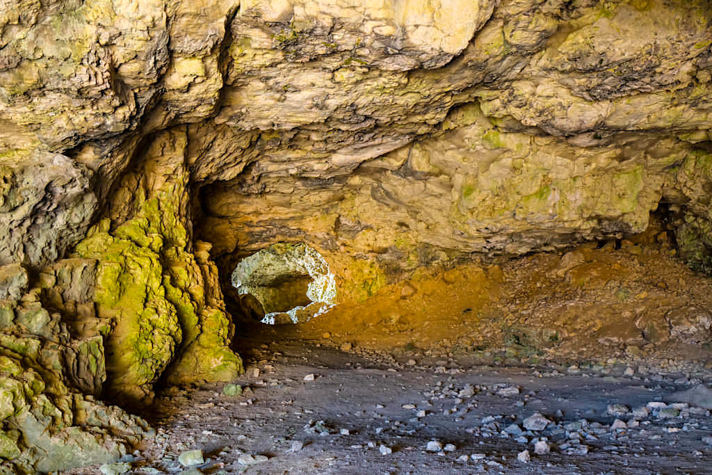 Mauerner Höhlen oder Weinberghöhlen von Mauern - Niedrige, enge Höhlengänge - Altmühltal Ausflugstipps - Bayern