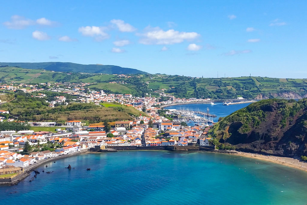 Ausblick vom Monte da Guia auf Porto Pim, den alten Hafen & den einzigen Sandstrand von Faial - Horta, Azoren