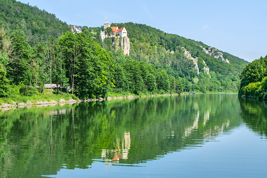 Atemberaubend schöne Schiffsfahrt auf dem Main-Donau-Kanal nach Riedenburg - Ausblick auf Burg Prunn - Altmühltal Sehenswürdigkeiten - Bayern