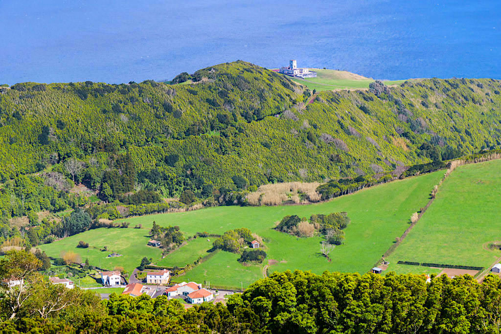 Grandioser Ausblick auf den alten Leuchtturm - Farol da Ribeirinha - Faial, Azoren