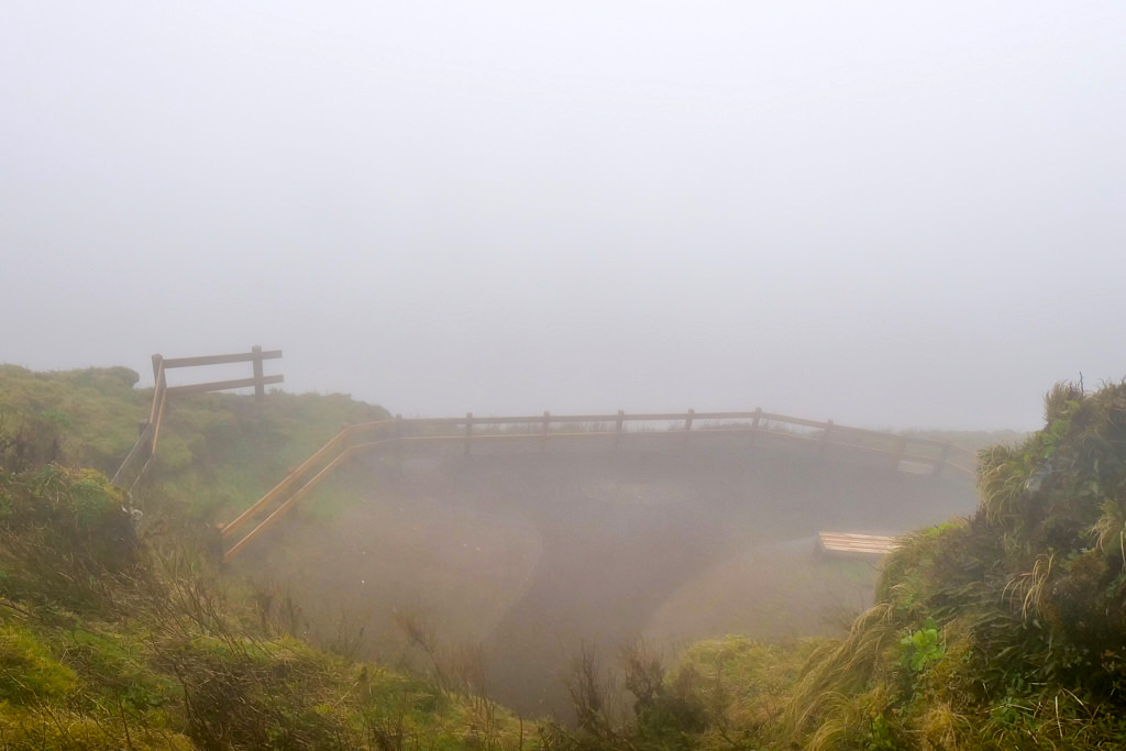 Caldeira do Faial im dichten Nebel - auch wenn an der Küste noch die Sonne scheint, können sich auf dem höchsten Punkt von Faial schon längst dichte Wolken befinden- Azoren