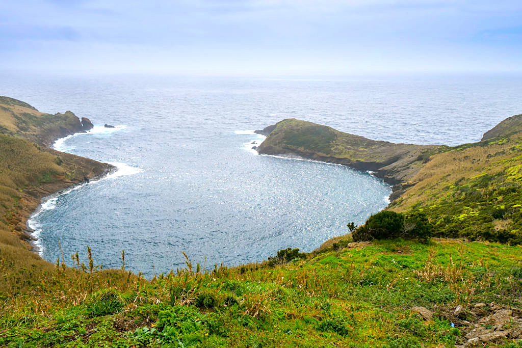 Caldeirinhas oder Caldeira do Inferno - Imposanter Doppelkrater auf dem Monte Guia bei Horta, der zum Meer hin offen ist - Faial Sehenswürdigkeiten - Azoren