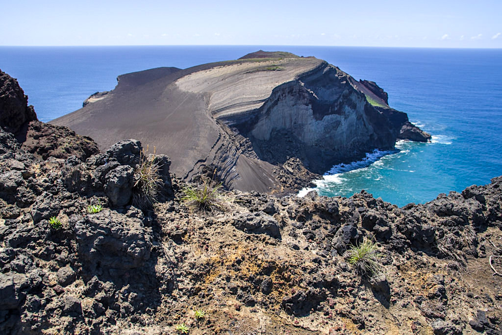 Ponta dos Capelinhos - Faszinierende Vulkanlandschaft aus Steinwüste und Vulkanasche - Faial Sehenswürdigkeiten - Azoren