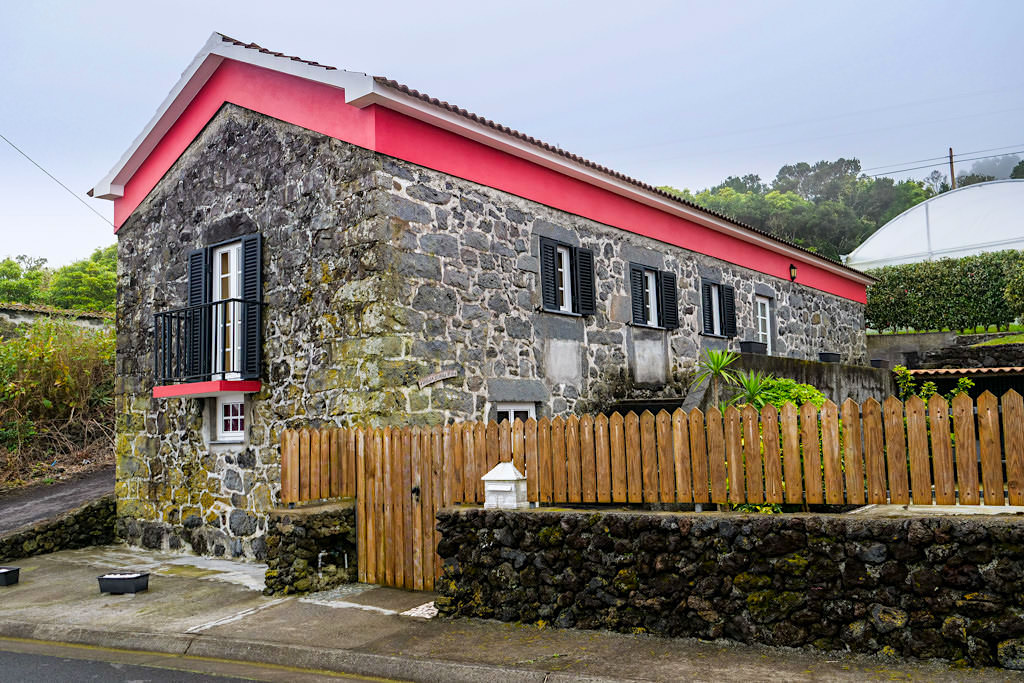 Capelo - Liebevoll restaurierte Häuser werden als Ferienhäuser angeboten - Faial, Azoren