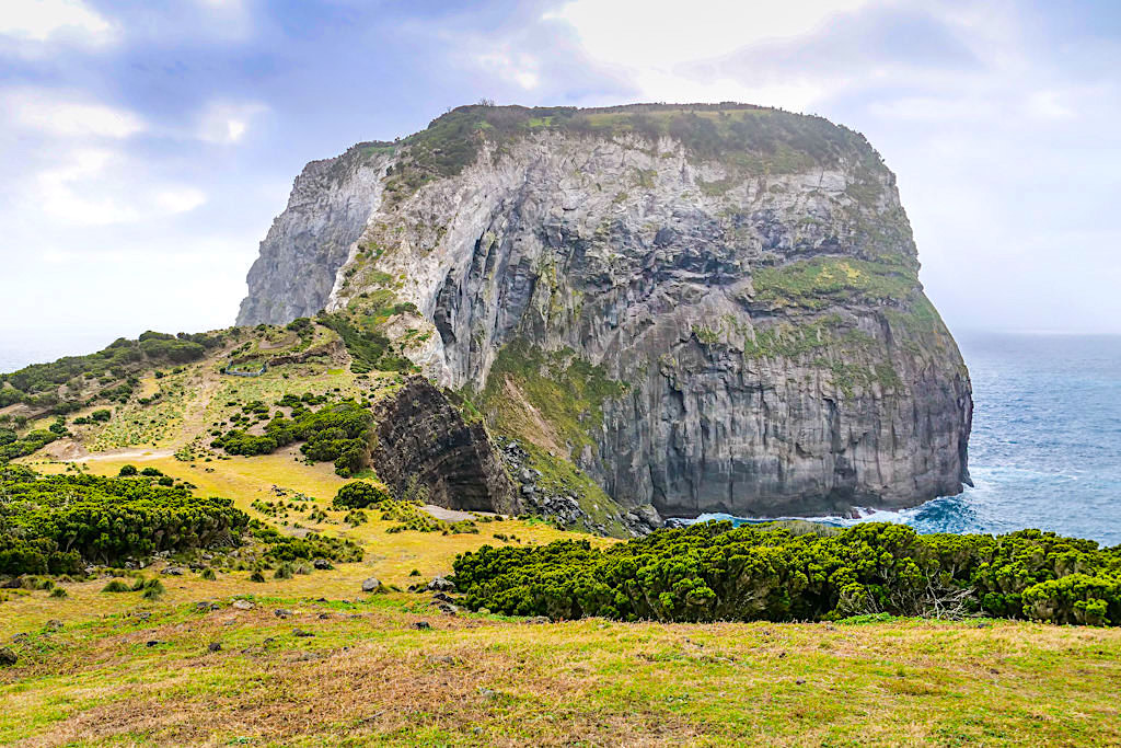 Morro de Castelo Branco - Schmaler Aufstieg auf den imposanten Felsrücken ist bei viel Wind abenteuerlich - Faial Sehenswürdigkeit - Azoren