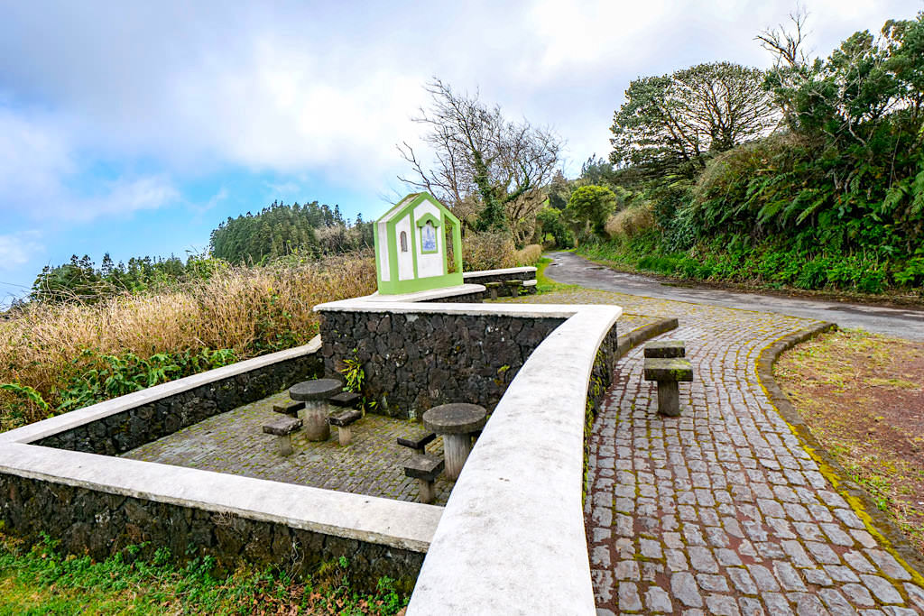 Cedros Hinterland - Schöne Picknick-Plätze mit Aussicht über weite Hügellandschaften hinab zum Atlantik - Faial, Azoren