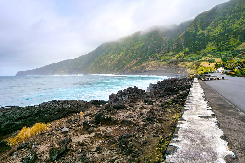Faja da Praia do Norte - Schöne Badebucht mit schwarzen Sandstrand auf Faial - Azoren