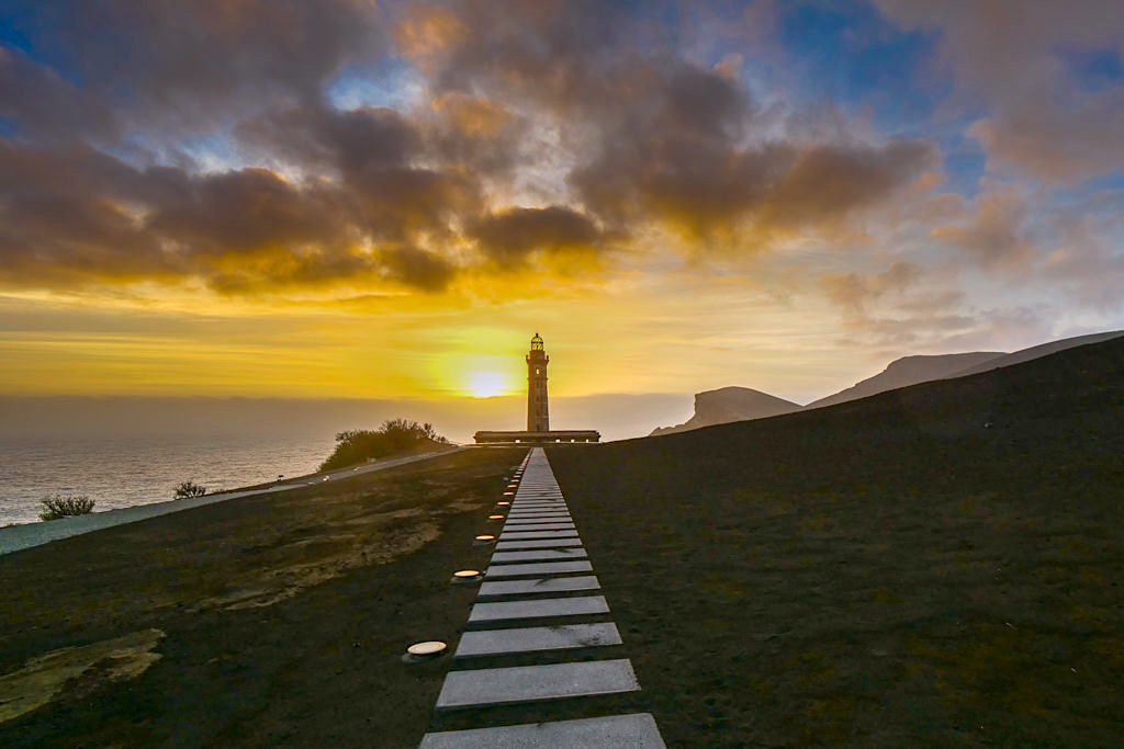 Alter Leuchtturm von Capelinhos bei Sonnenuntergang im Westen von Faial - Azoren