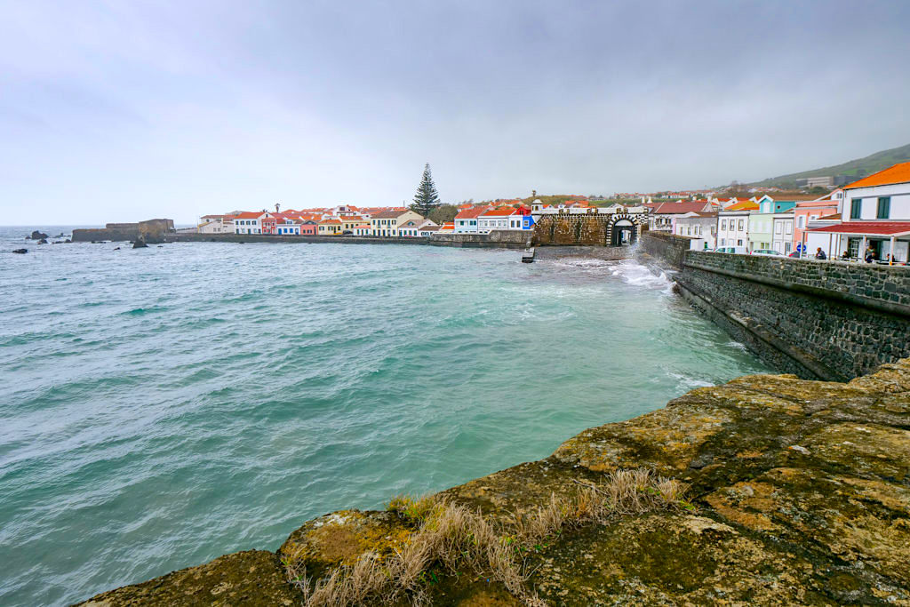 Porto Pim, der alte Hafen von Horta - Uferpromenade lädt zu Spaziergängen ein - Faial, Azoren
