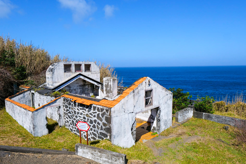 Porto do Salão - ehemalige Hafenkneipe ist heute nur noch eine Ruine - Faial Sehenswürdigkeiten - Azoren