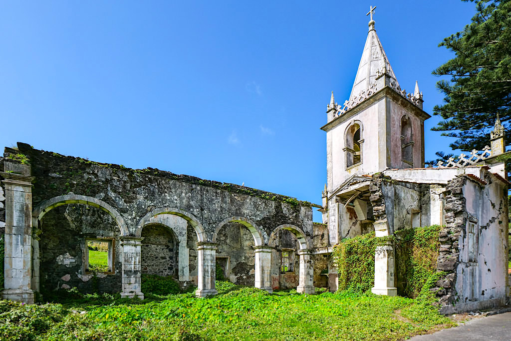 Ribeirinha - Kirche, die dem Verfall nach dem Erdbeben 1998 preisgeben ist - Faial, Azoren