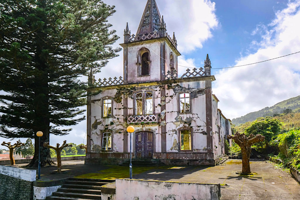 Ribeirinha - Verlassene Kirchenruine, eine der vielen Lost Places auf Faial, Azoren