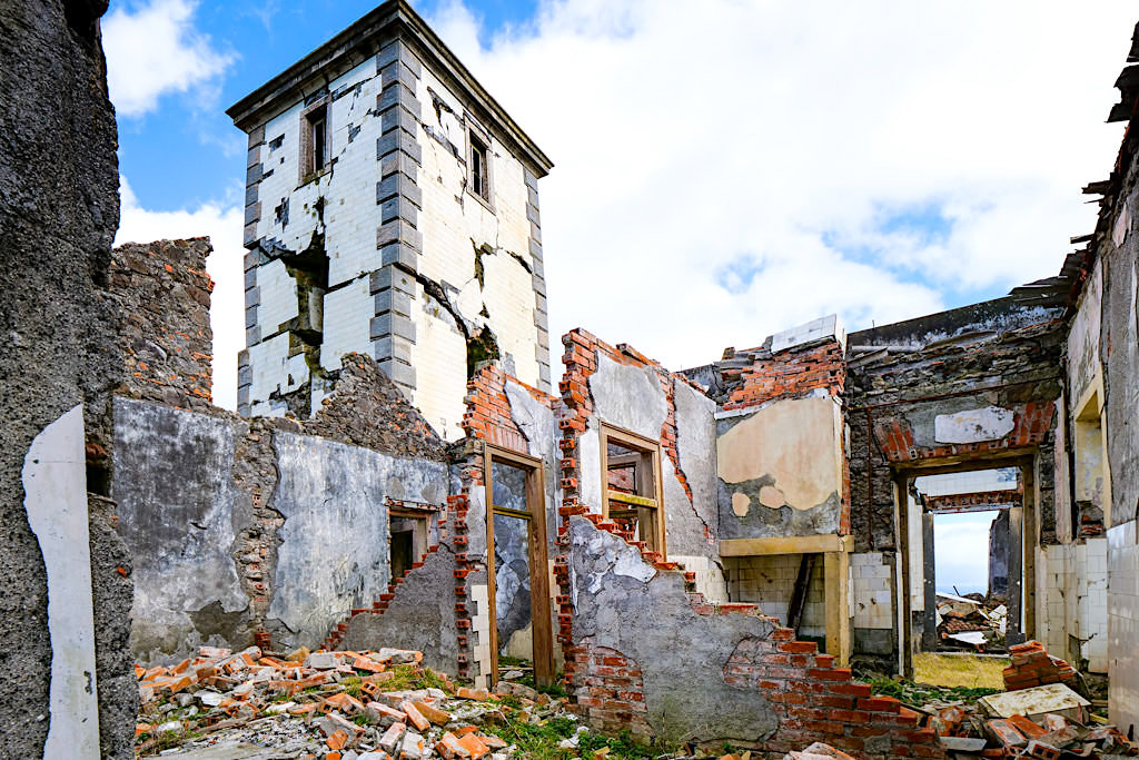 Lost Places auf Faial - Verwunschen schöne Ruine des Leuchtturms von Ribeirinha - Faial Sehenswürdigkeiten & Kraftorte - Azoren