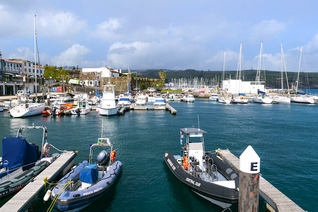 Segelyachten im berühmten Hafen von Horta - Faial Sehenswürdigkeiten - Azoren