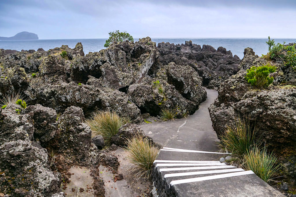 Varadouro - Schroffe, zerklüftete Basaltfelsen sind das Wahrzeichen dieses Küstenortes - Faial Sehenswürdigkeiten - Azoren