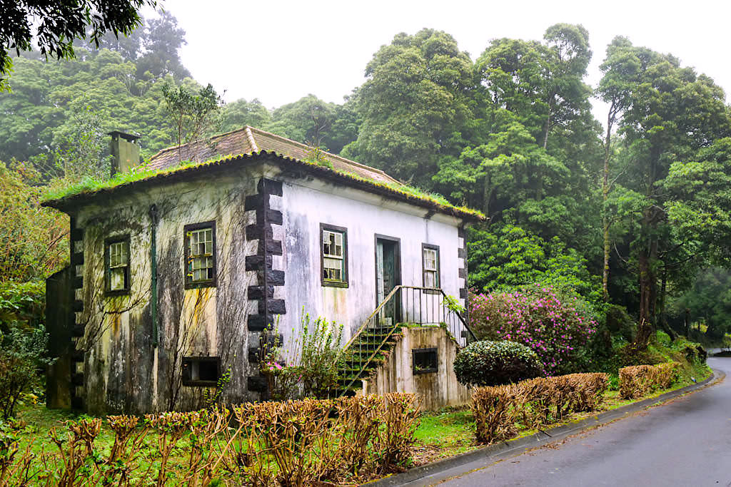 Lost Places - Verfallenes Haus auf Faial, das nach einem Erdbeben aufgegeben wurde - Azoren