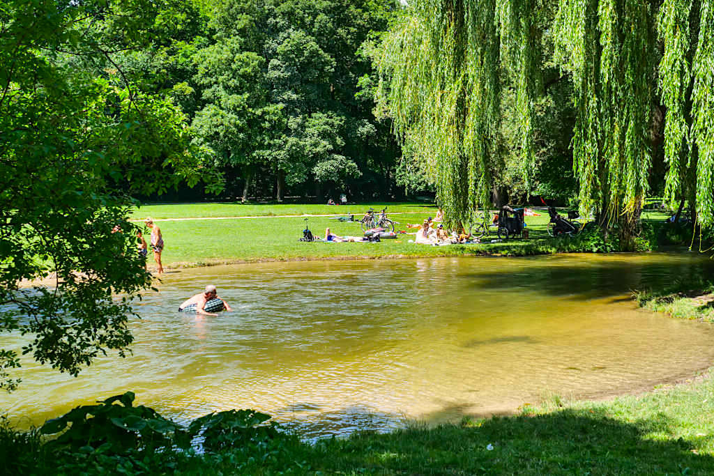 Badefreuden & sich treiben lassen im Schwabinger Bach - Englischer Garten von seinen schönsten Seiten - München Highlights - Bayern