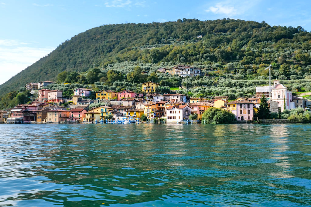 Herrlicher Ausblick auf Carzano im Nordosten von Monte Isola - Oberitalienische Seen