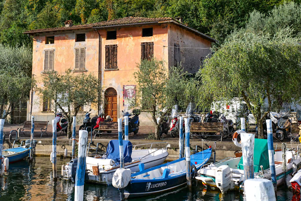 Idyllisches Carzano mit seinen kleinen Hafen - Monte Isola im Lago d'Iseo - Italien