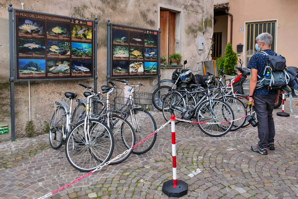 Fahrradverleih auf der autofreien Monte Isola gibt es an allen Häfen - Italien