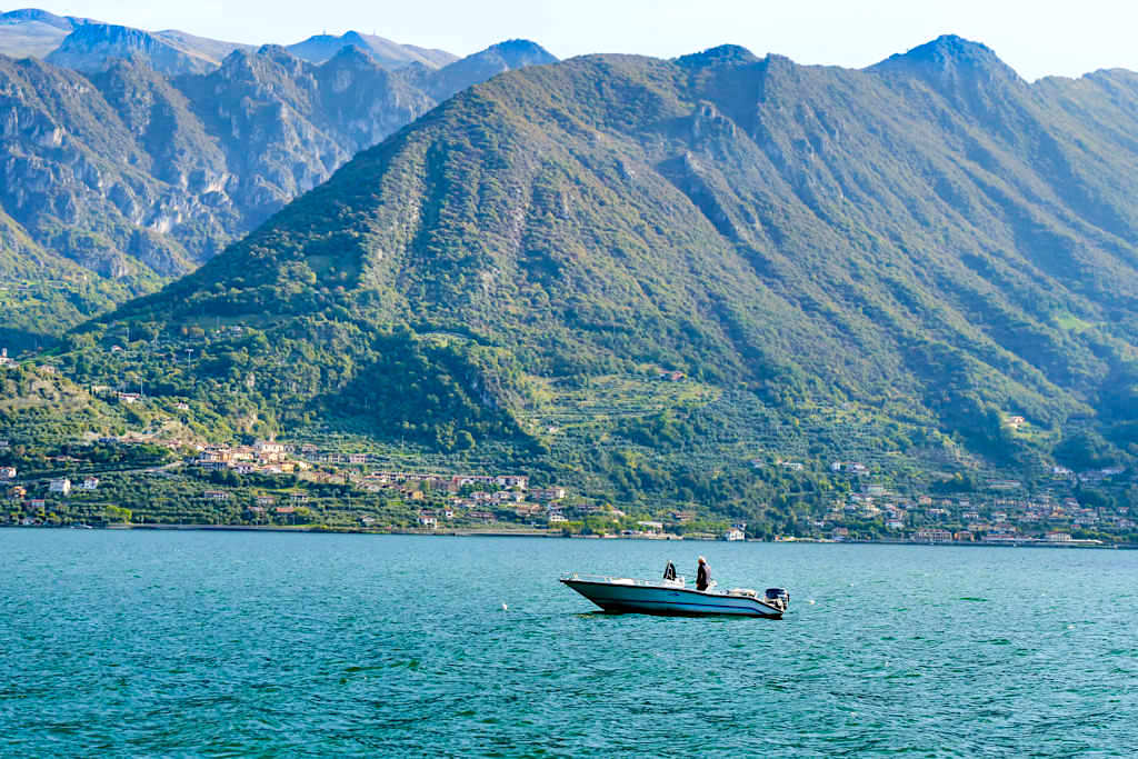 Fischer auf dem Lago d'Iseo mit einer faszinierenden Bergkulisse im Hintergrund - Italien