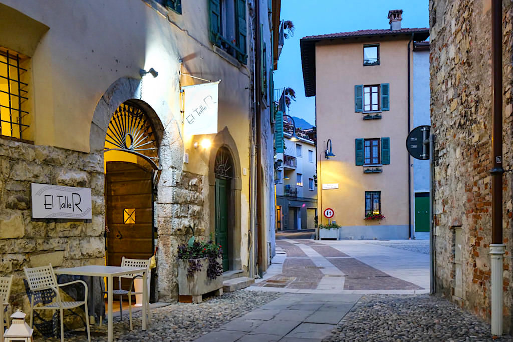 Iseo - Enge Gassen, freundlich Lokale werden abends in eine besonders einladende Atmosphäre getaucht - Italien