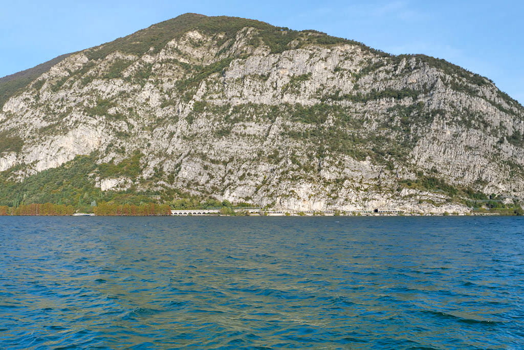 Tunnel & in Felsen gesprengte Straße ermöglichen es den Iseosee direkt an der Küste zu umfahren - Oberitalienische Seen