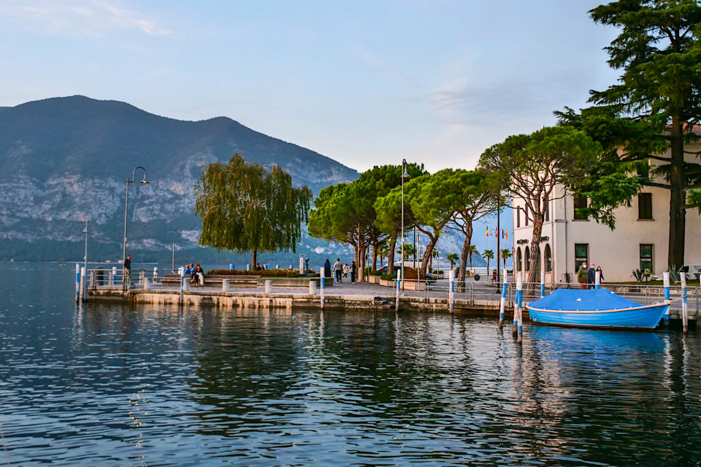 Ursprüngliches Iseo mit Uferpromenade bei Sonnenuntergang - Lago d'Iseo, Oberitalienische Seen