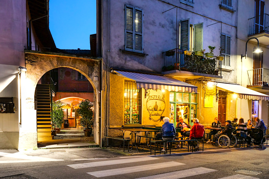 Iseo bei Nacht: romantische Gässchen und einladende Lokale - Lago d'Iseo, Italien