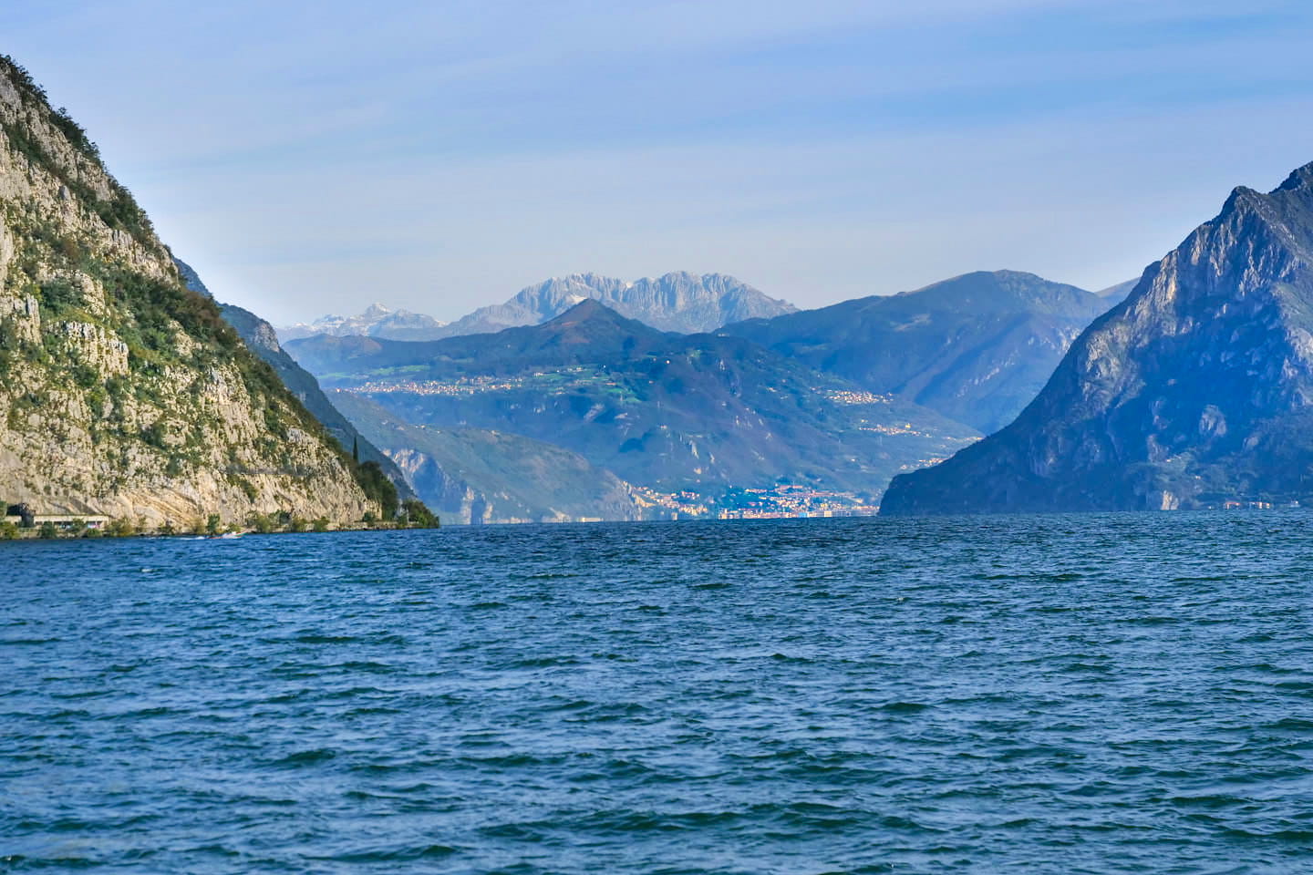 Faszination Bootsfahrt auf dem Iseosee mit herrlichem Ausblick auf die Bergamasker Alpen - Italien