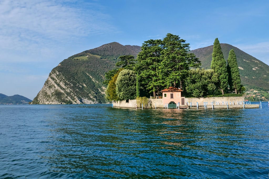 Isola di San Paolo mit Monte Isola im Hintergrund - Highlights im Lago d'Iseo - Italien