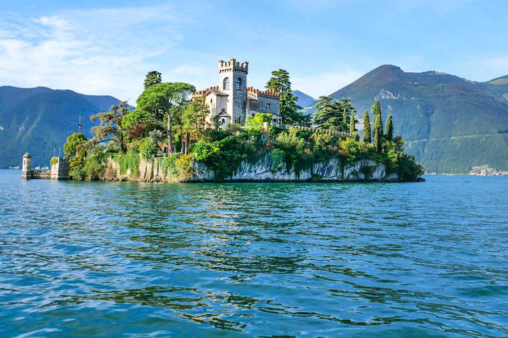 Isola di Loreto mit seinem märchenhaften Schlösschen liegt inmitten des schönen Lago d'Iseo - Italien