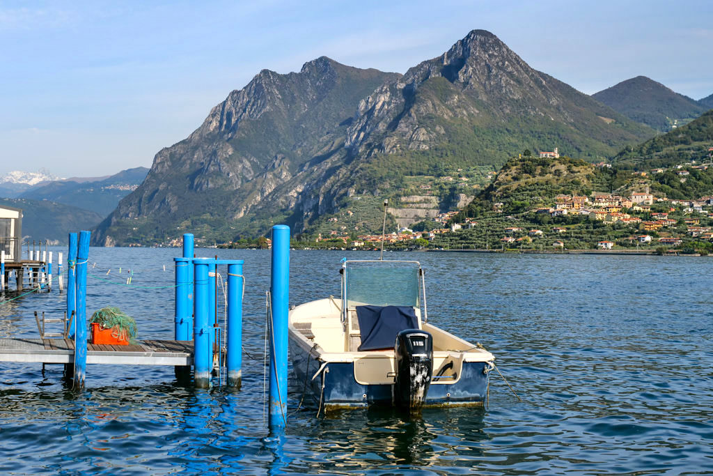 Lago d'Iseo - Ausblick vom Bootssteg auf Monte Isola in Richtung Sale Marasino - Oberitalienische Seen