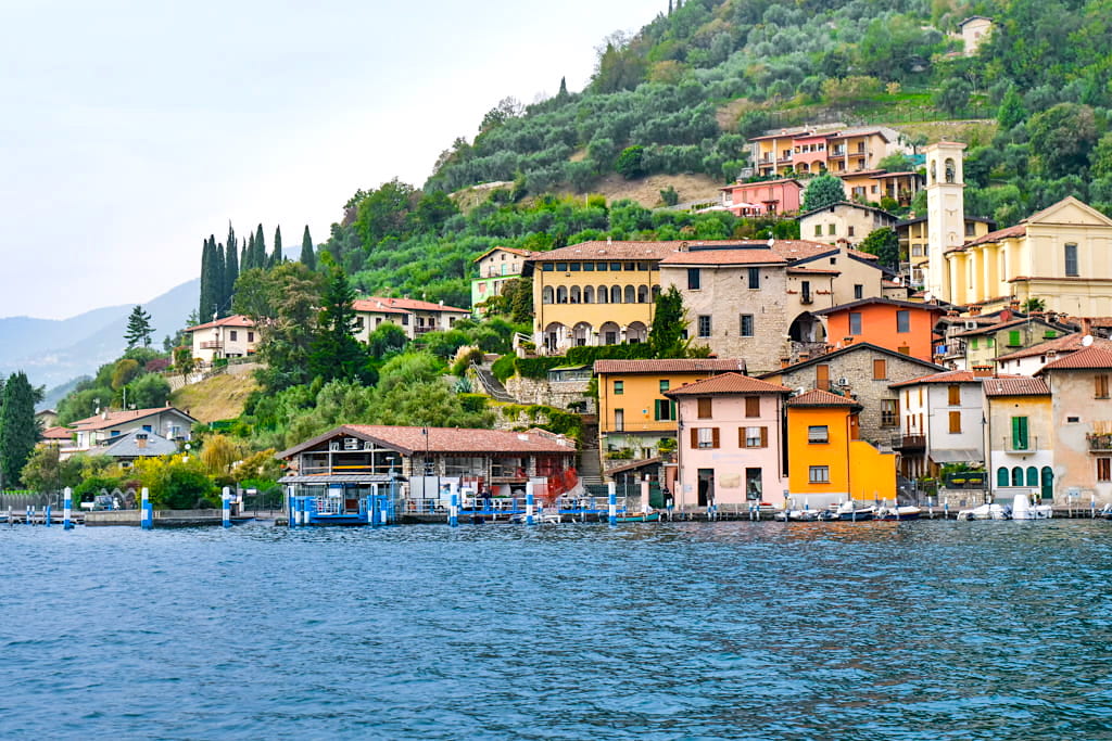 Blick zurück auf das malerische Peschiera Maraglio auf der Insel Monte Isola im Iseosee / Lago di - Italien